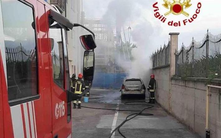 Rocca de’ Baldi: auto s’incendia di fronte alla Casa di Riposo