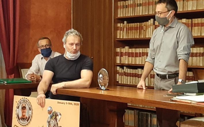 Riconoscimento al pilota  Nicola Dutto durante il consiglio comunale di Beinette 