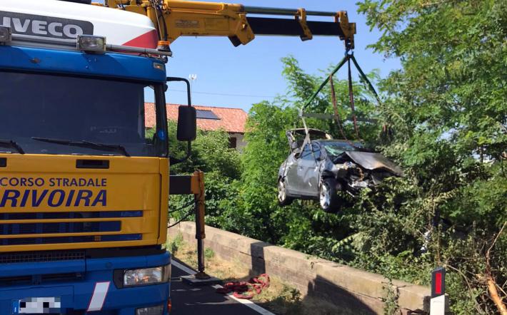 A Mondovì auto esce di strada e finisce nel torrente, ferite lievi per il conducente