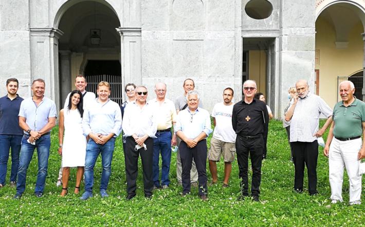 Il presidente di Slow Food ospite di Beppino Occelli  nel borgo di Valcasotto per una visita in anteprima del Castello