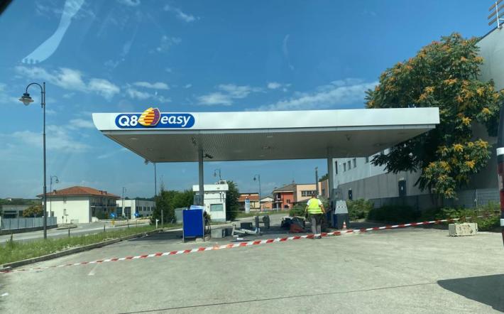 Dogliani: ladri fanno saltare colonnina del self-service del distributore Q8 di via Torino