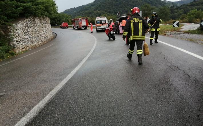 Scivola con la moto e urta un auto sulla statale 28. Incidente nel pomoreggio tra Ceva e Nucetto