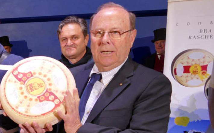 Quattro nuovi nati di Frabosa Soprana premiati a Scarnafigi dal Consorzio del Bra e Raschera