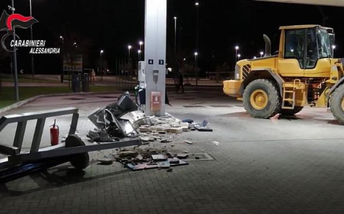 Dogliani: presi i ladri che ad agosto avevano fatto saltare colonnina self-service del distributore 