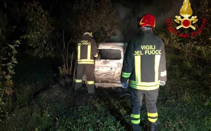 Indagini sull'auto trovata in fiamme in un noccioleto di Beinette 