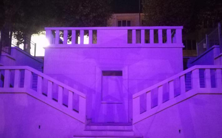 A San Michele lo scalone diventa rosa