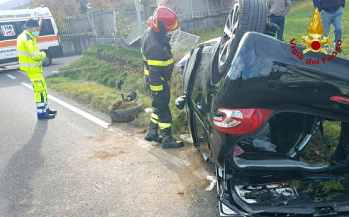 Bagnasco: auto si cappotta sulla statale 28, donna trasportata in ospedale