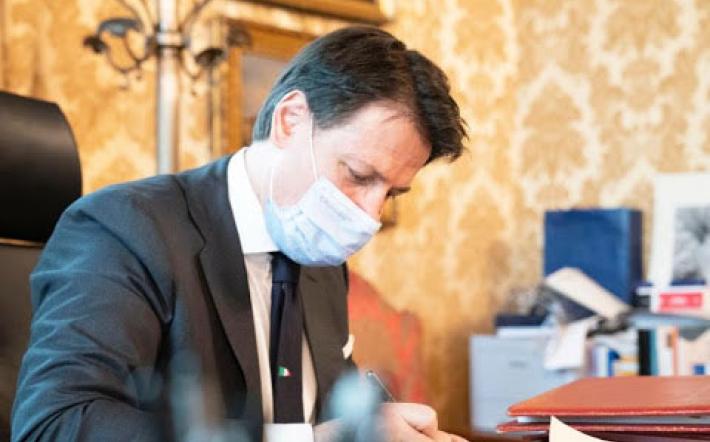 Conte firma nella notte il nuovo Dpcm. Le tensioni con le Regioni, le zone ad "elevata gravità"