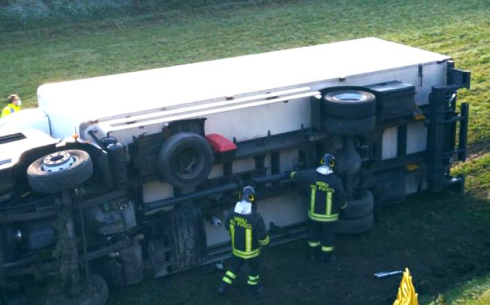 Priola: autocarro si ribalta, autista ferito in modo lieve