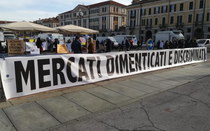 "Se non di covid morirò di fame": la protesta degli ambulanti oggi in piazza Galimberti a Cuneo