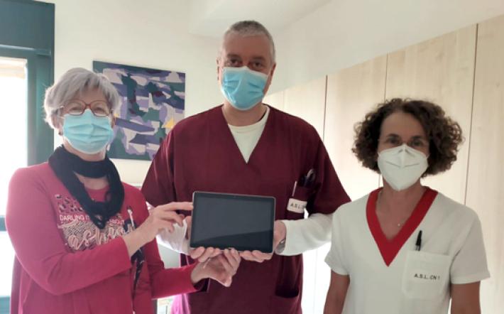 Mondovì: col tablet donato dagli “Amici del cuore”, pazienti di Cardiologia sempre in contatto con i parenti