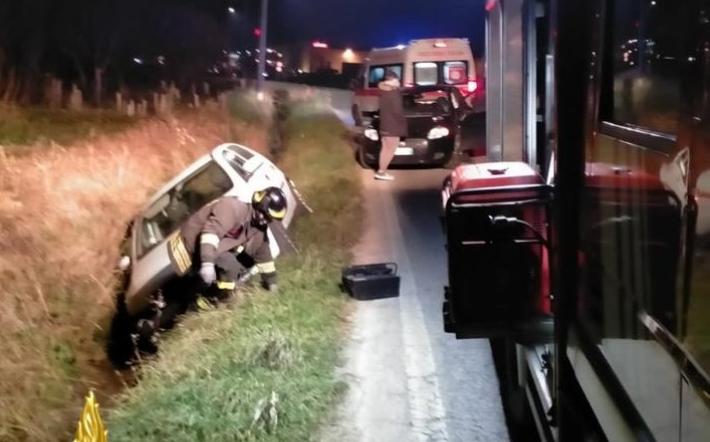 Auto esce di strada di fronte alla Olimac a Beinette. Due le vetture coinvolte nell'incidente 