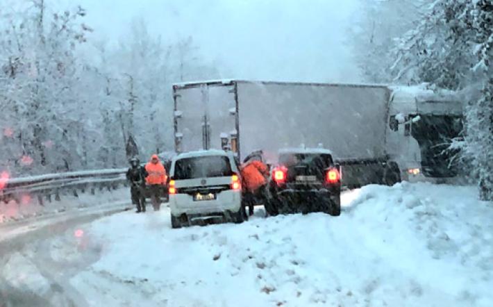 Nucetto, statale 28 e la neve: traffico bloccato, mezzi pesanti di traverso