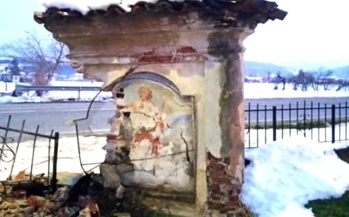 Pilone di Mezzavia danneggiato in modo serio: forse un mezzo che ha perso il controllo nella notte