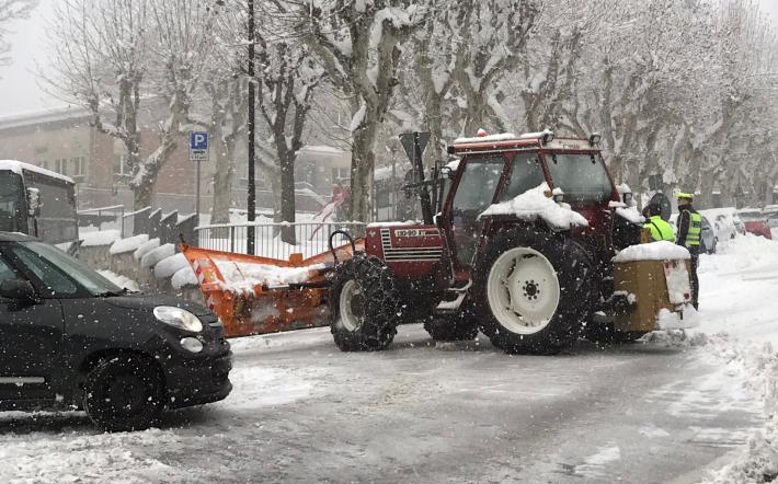 C'è chi si avventura ancora verso il rione Piazza senza catene e con gomme lisce durante le nevicate: un pullman per studenti