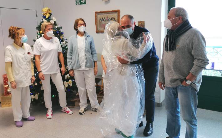 Sacra Famiglia: gli ospiti possono finalmente riabbracciare i propri cari