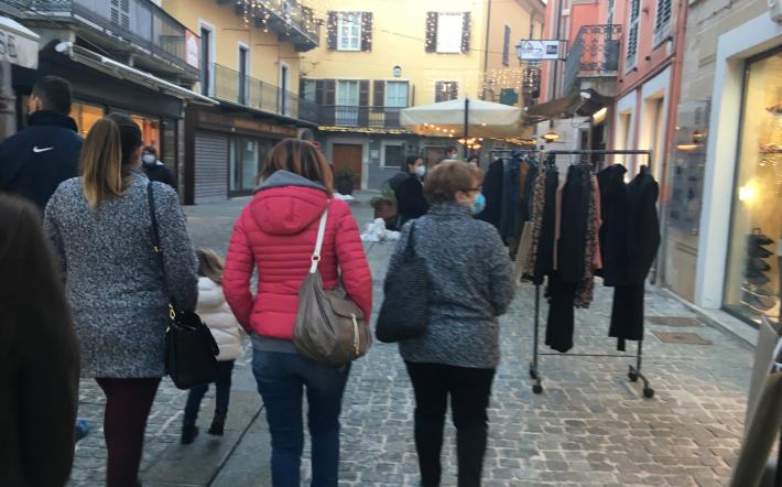 Mascherine all’aperto non più obbligatoria, riaprono le discoteche