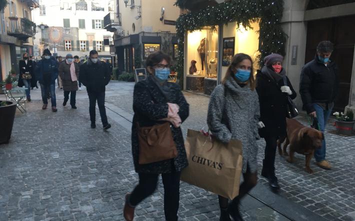 Ad aprile via le mascherine anche al chiuso e niente pass