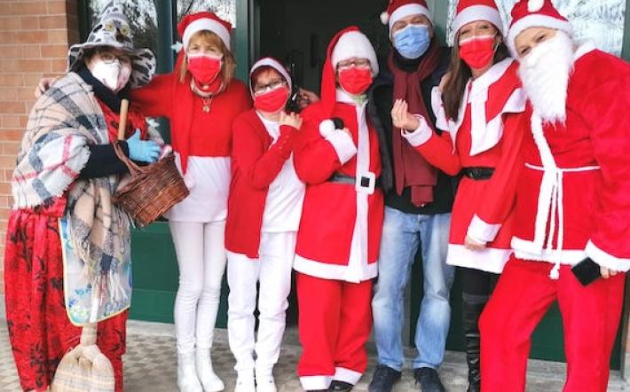 "Sacra Famiglia" di Mondovì: un sorriso e gli auguri con speciali "Babbi Natale"