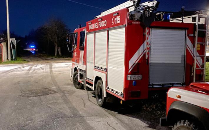Vigili del fuoco in autostrada e a Dogliani, due interventi: incidente stradale e fiamme da ultimo piano di un palazzo