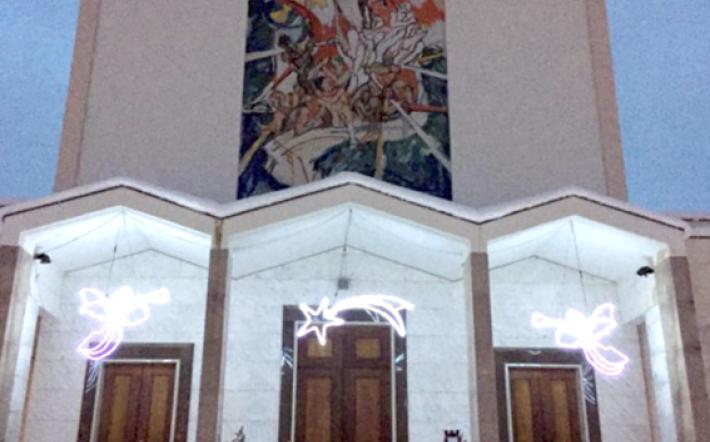 Le luminarie della chiesa del Sacro Cuore che quest'anno mancano