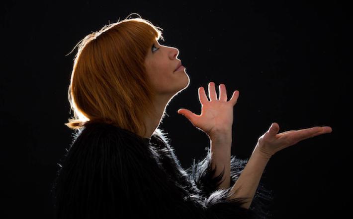 Teatro: “Sei monologhi in cerca di connessi”, lavoro online di Elena Vacchetta, gratis su Zoom