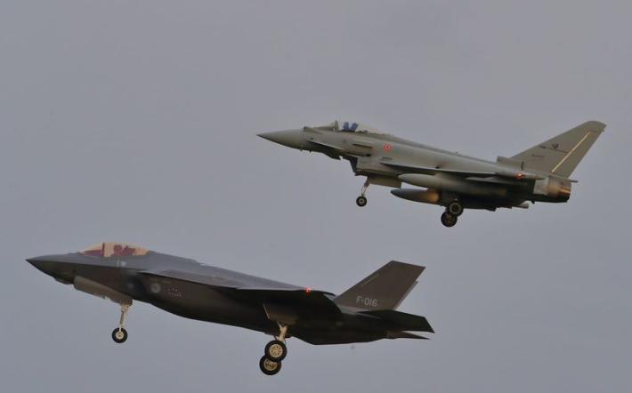 Aerei militari sopra Mondovì. L'esperto Giovanni Aimo spiega perché