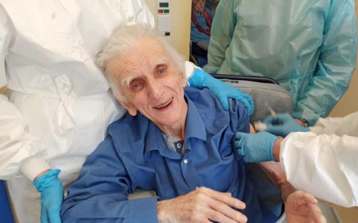 Sono 24 gli ospiti del Sacra Famiglia di Dogliani che si sono vaccinati: il più anziano è Franco Schellino di 86 anni