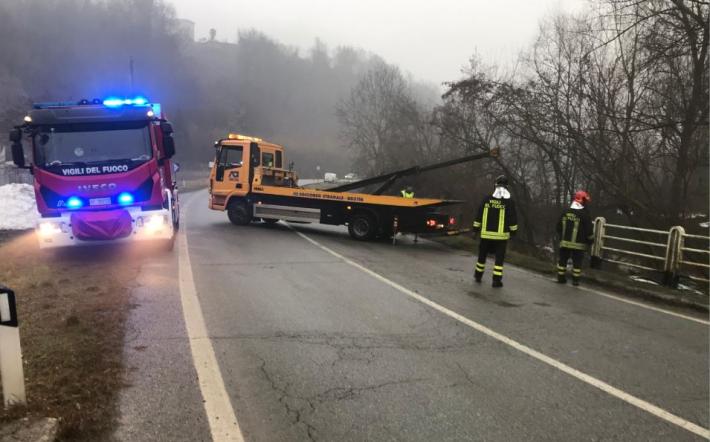 Esce di strada e finisce con l’auto nel Tanaro: traffico bloccato sulla Fondovalle a Clavesana
