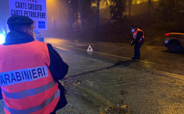 Auto con quattro ragazzi a bordo finisce contro un albero a Mondov&igrave;