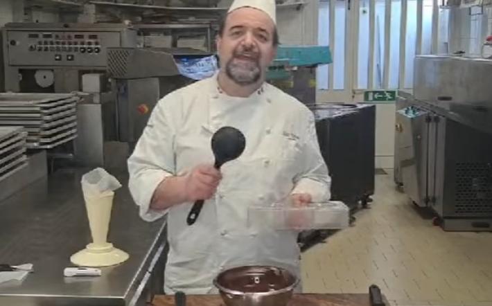 Silvio Bessone “bacchetta” Massari e Knam sulla tecnica per temperare il cioccolato