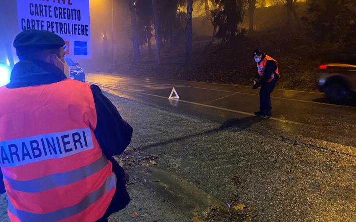 Mondovì: «La strada è un pericolo per i pedoni», residenti di via Carboneri chiedono un marciapiede