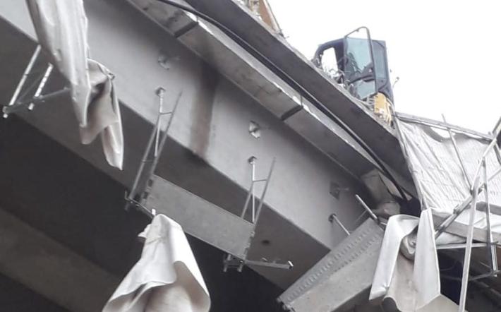 Incidente sulla A6: fuori pericolo i due operai caduti nel vuoto