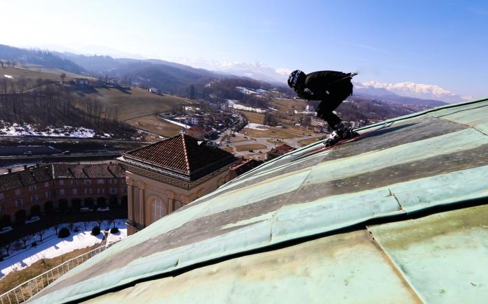 Lo sciatore misterioso è riapparso sulla cupola del Santuario di Vicoforte