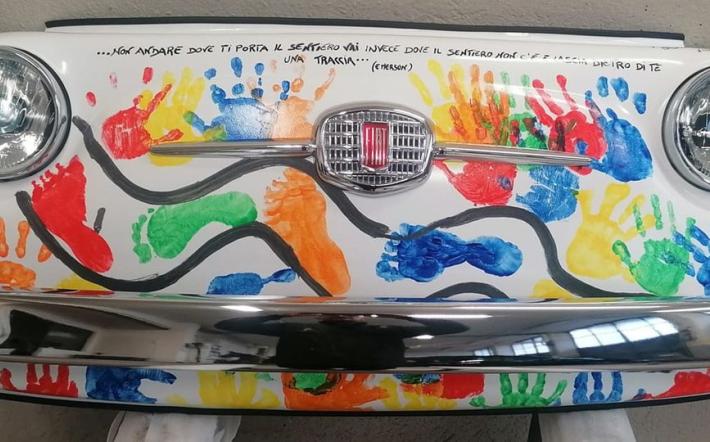 Bimbi e maestre della scuola per L'infanzia di Madonna del Pasco a lavoro per la piccola Chloe, affetta da una rara malattia genetica