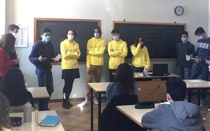 Scuola, esami di terza media e maturità con mascherina solo "consigliata"