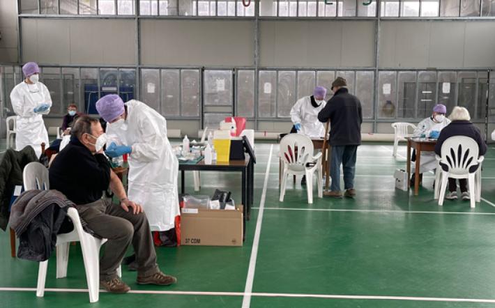 Garessio e Ormea hanno sperimentato le vaccinazioni di gruppo per gli over 80 nella bocciofila e alla Società Operaia