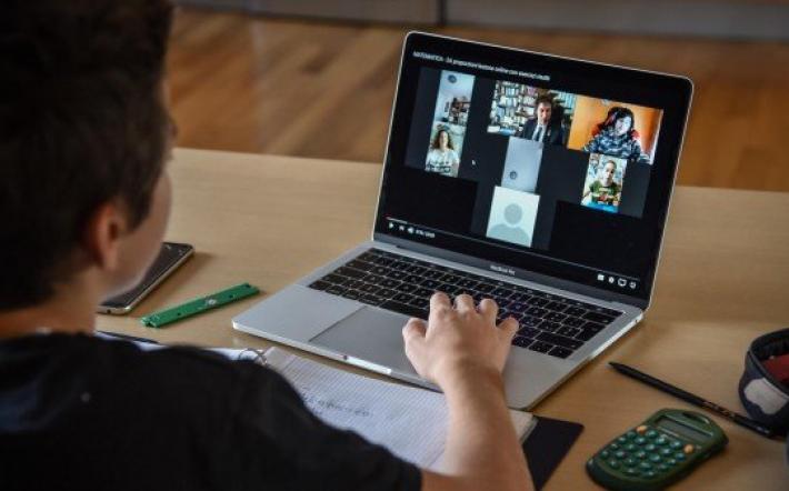 Scuole chiuse: ecco com’è organizzata la didattica a distanza per i più piccoli