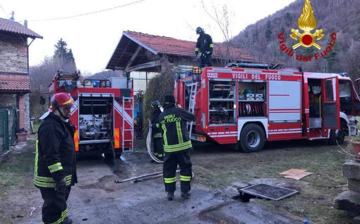 In fiamme cascinale a Chiusa Pesio: vigili del fuoco a lavoro per tutta la notte 