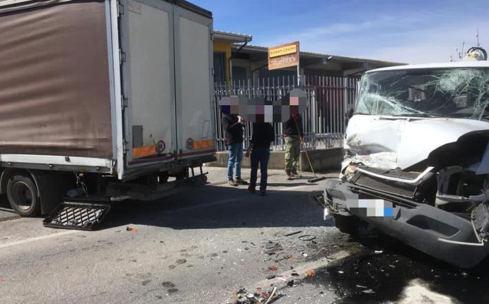 Mondovì: scontro tra due camion, un ferito