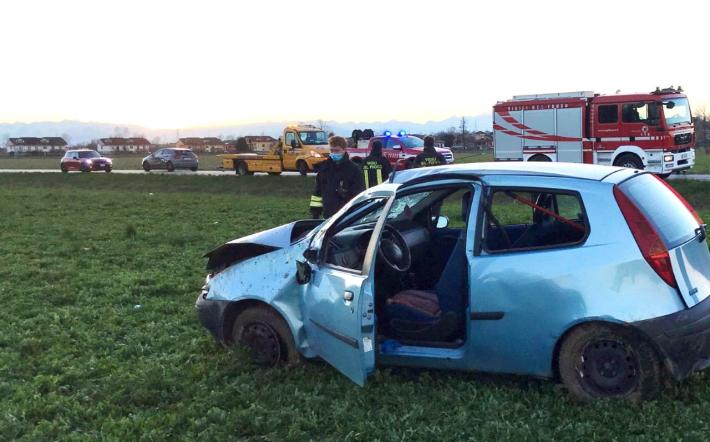 Auto esce fuori strada e si ribalta in un campo a Magliano Alpi 
