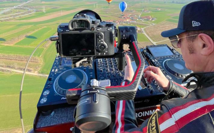 A Mondovì Joe T. Vannelli stupisce con il mix di musica e mongolfiere