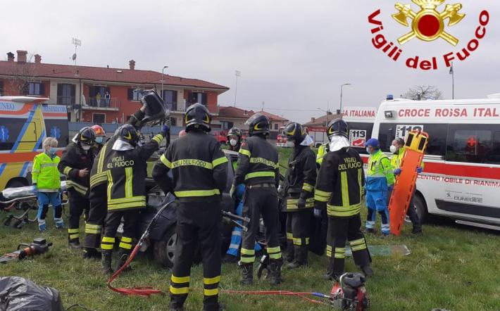 Auto prende di punta una rotonda a Beinette e “decolla” travolgendo un palo della luce a tre metri di altezza 