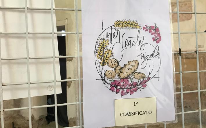 Niella: i dipinti dei loghi del concorso “Tra pittura e pane” sulle case del paese