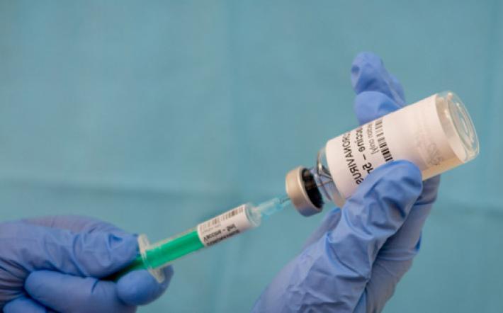 Si presenta a fare il vaccino con il braccio in silicone, sperando di ingannare gli operatori sanitari: denunciato