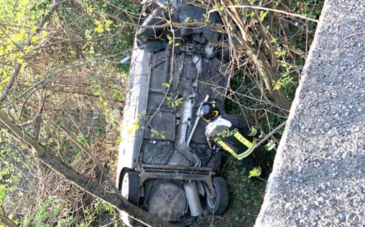Nucetto: auto finisce nella scarpata, conducente illeso