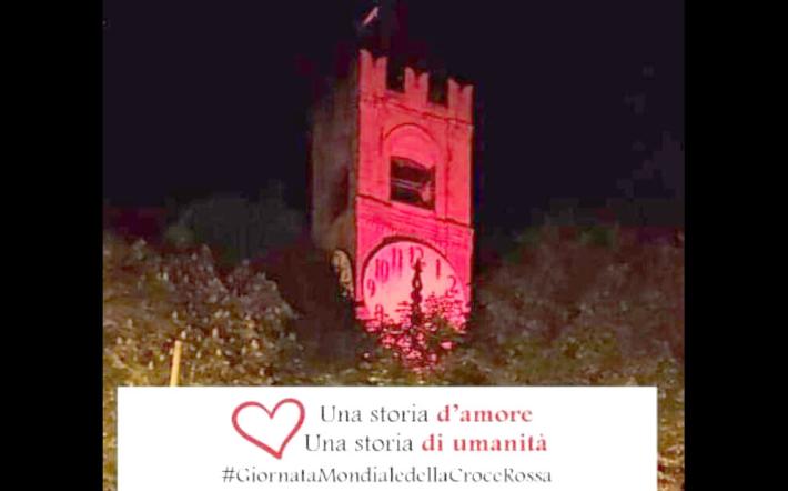 Mondovì, il sindaco riceve la bandiera della Croce Rossa  Italiana e la torre del Belvedere si tinge di rosso