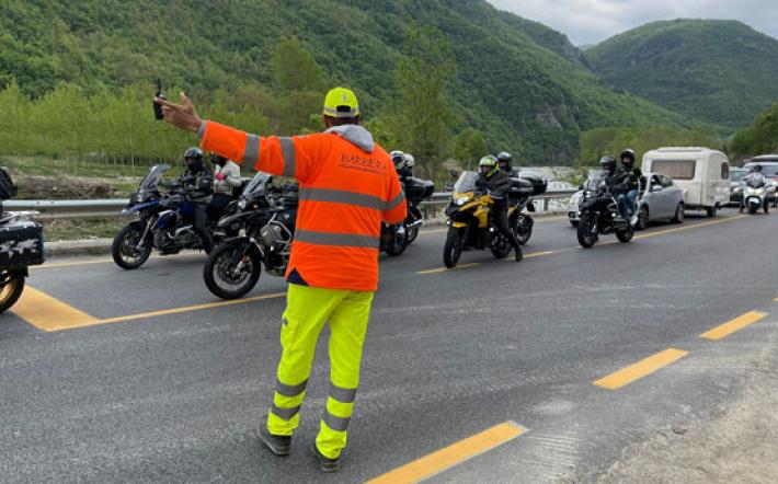 Ss28 in Val Tanaro: le code per il rientro dalla Liguria "regolate" dai cantonieri. Anas: «Lavori conclusi tra maggio e giugno»