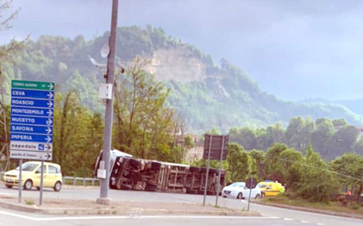 Ceva: mezzo pesante esce di strada alla rotonda 
