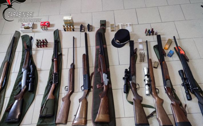 Perquisizioni nelle case dei cacciatori e armi custodite in modo non regolare: ci sono 5 denunciati, 15 fucili e 15 mila munizioni sequestrate